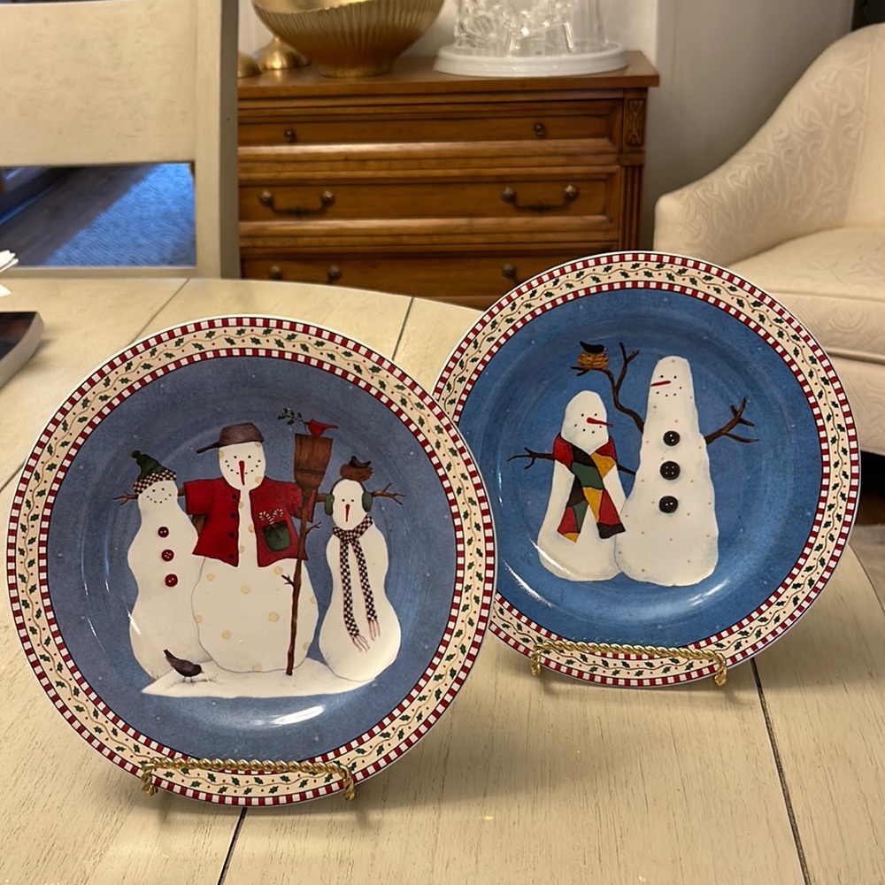 SAKURA SET OF 2 SNOWMAN 8” PLATES.